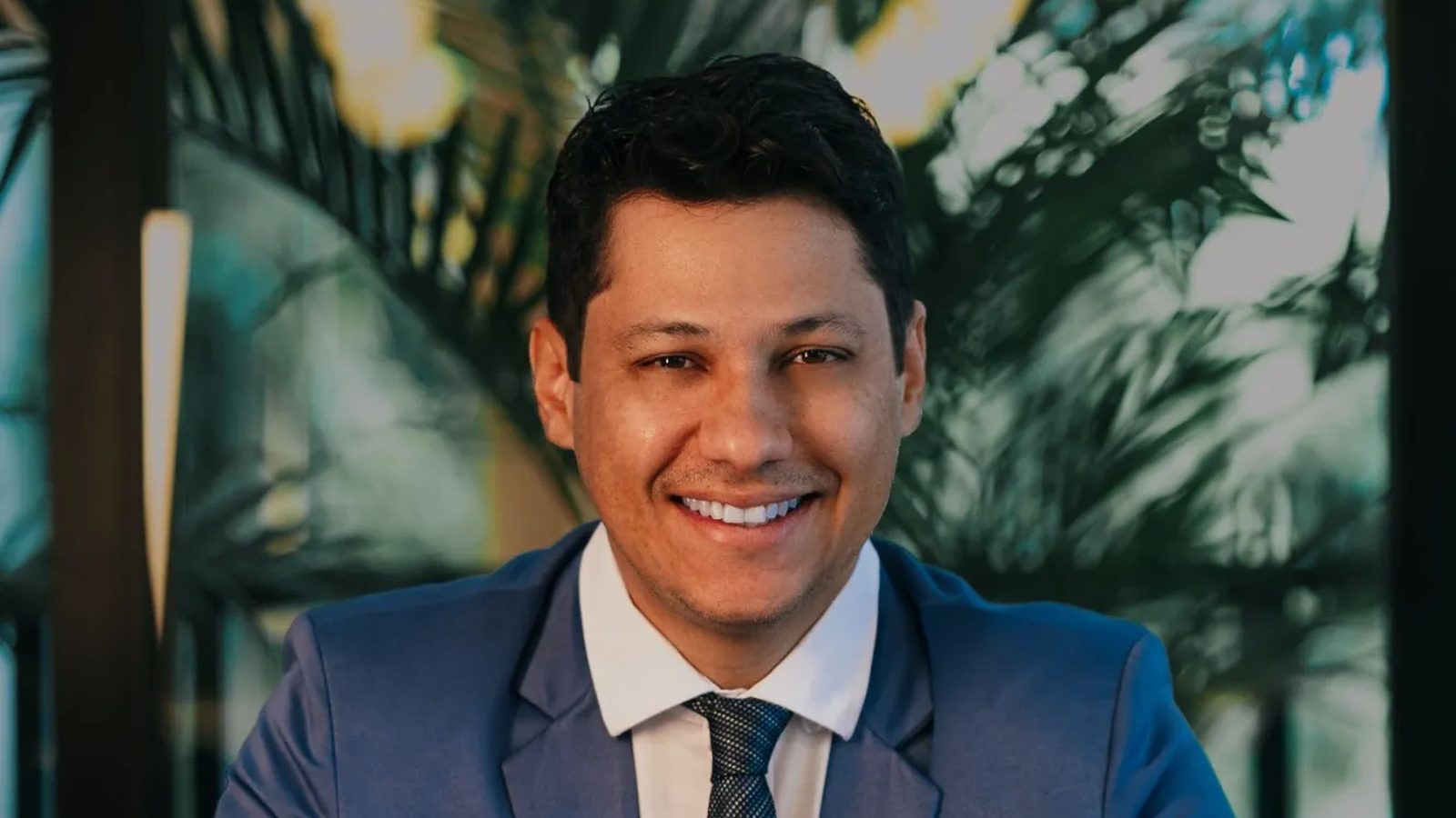 Executivo sorrindo à mesa de reunião