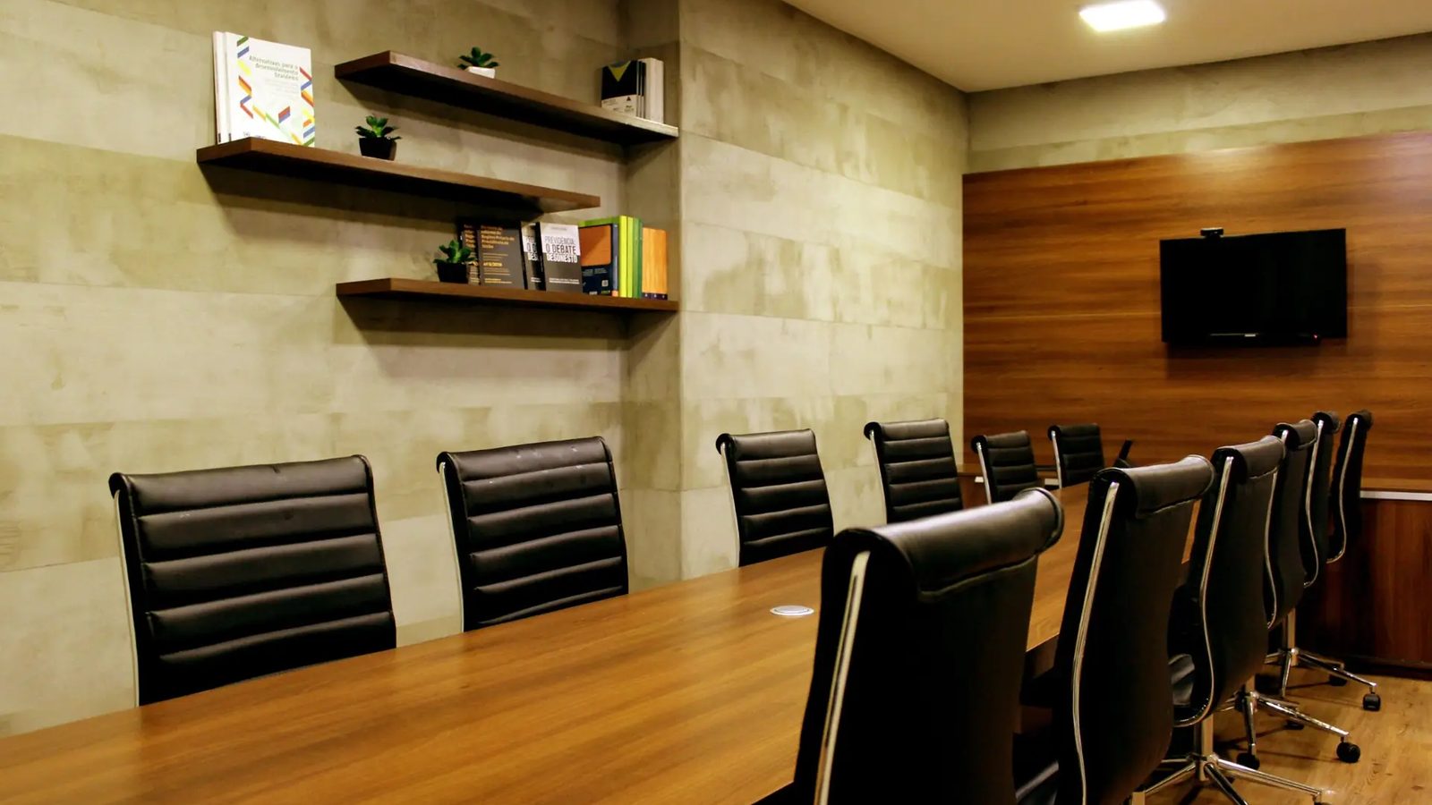 Sala de reunião executiva preparada para apresentação de candidatos