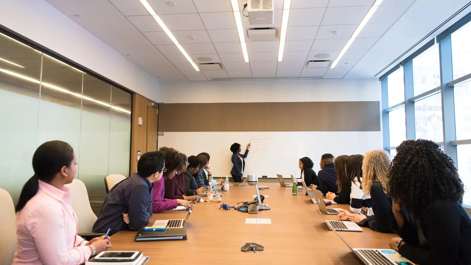 Gestores alinhando critérios de avaliação em sala de conferência