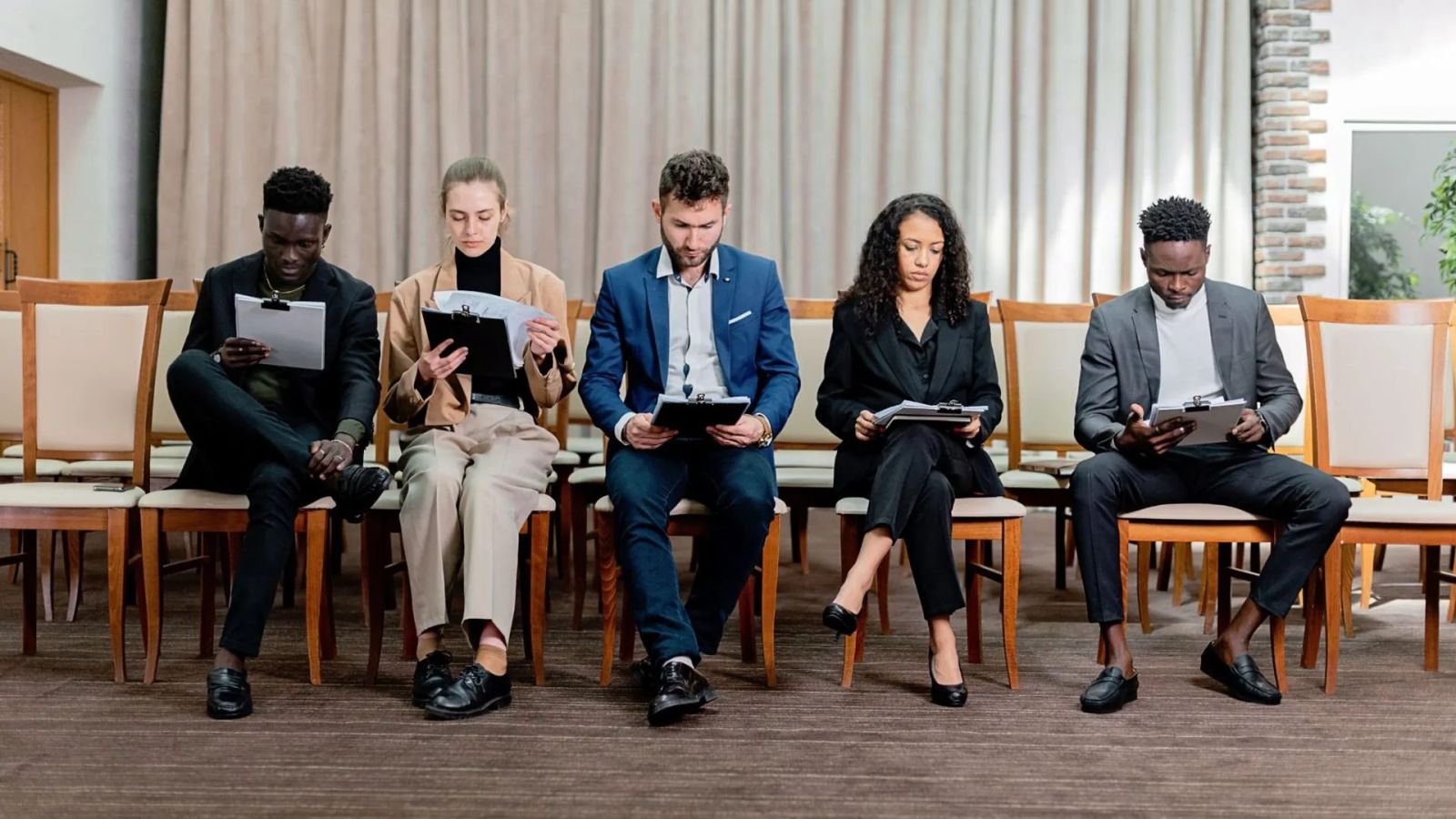 Candidatos aguardando entrevista em processo seletivo