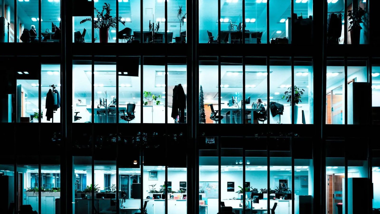 Fachada de escritório corporativo iluminado à noite